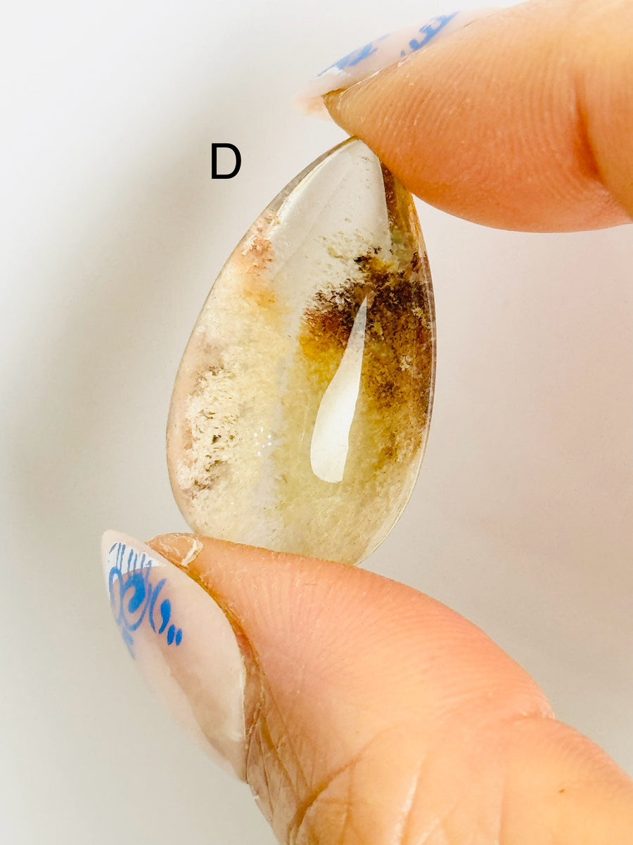 Garden Quartz Teardrop Lens Carving in White Case