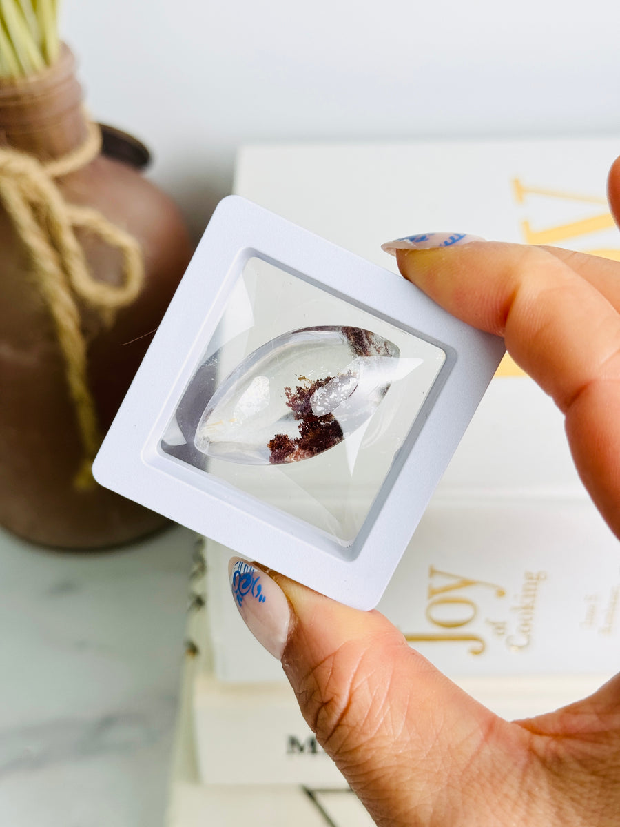 Garden Quartz Teardrop Lens Carving in White Case